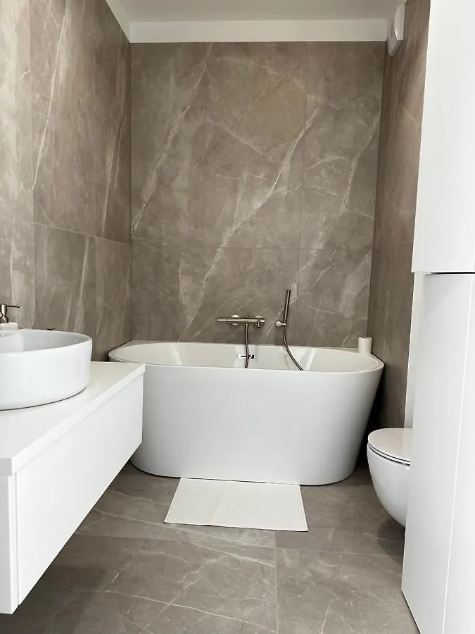 White Apartment 5 Min Airport Познань